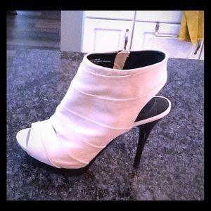 Troupe size 9M never worn